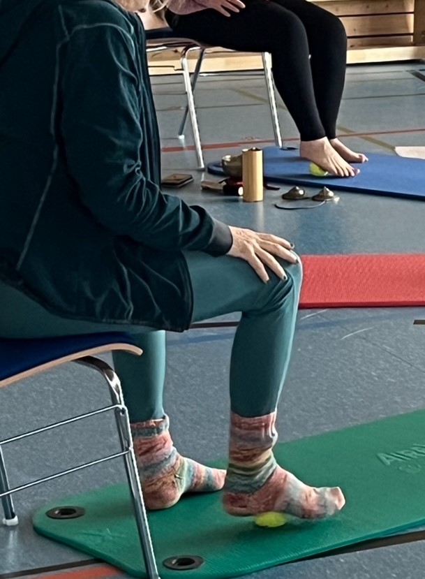 Yoga-Workshop stärkt Lehrergesundheit in Neustadt