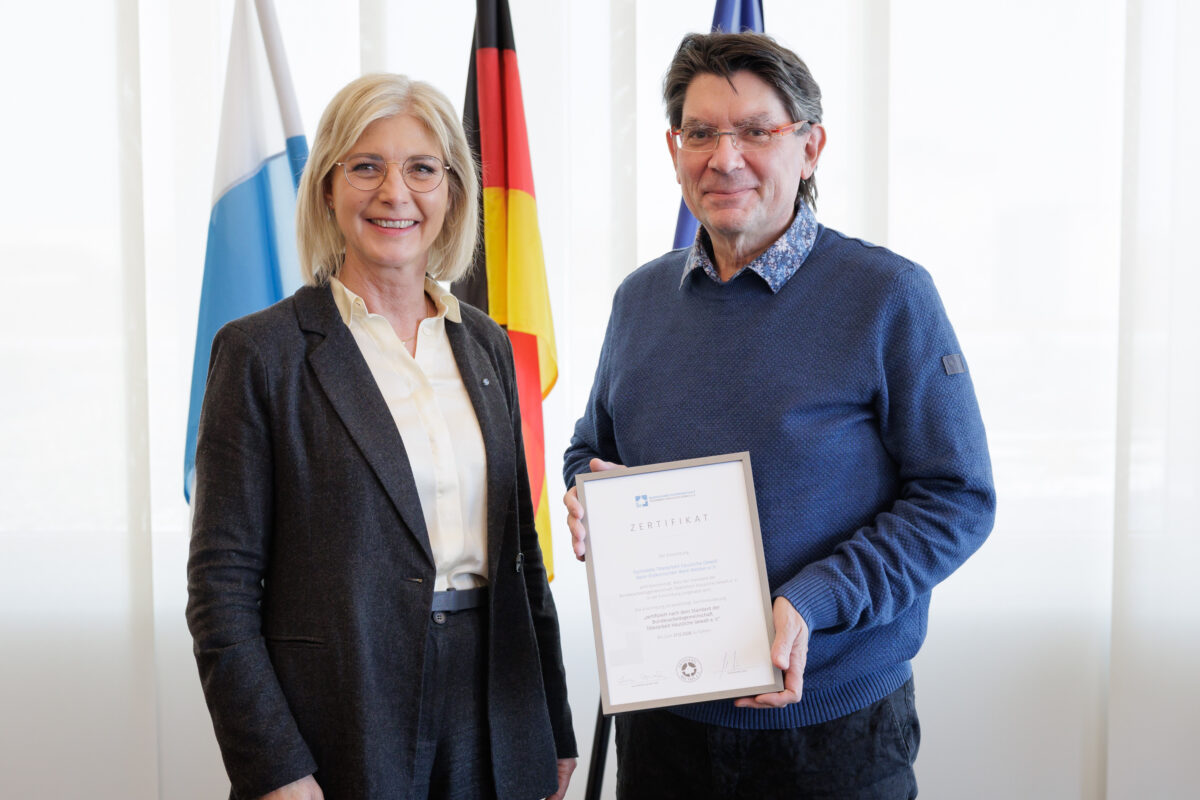 Zertifikate für Gewaltpräventionsstellen übergeben