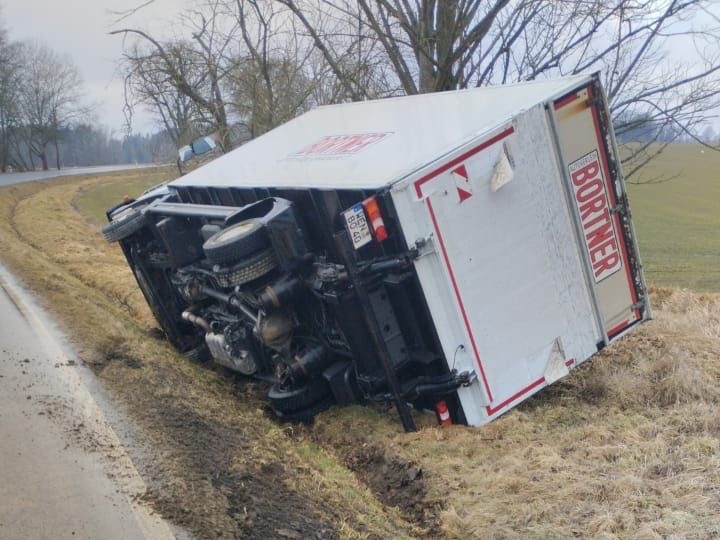 Schreck lass nach: Transporter des Weidener Autoverleihs Bortner landet im Straßengraben