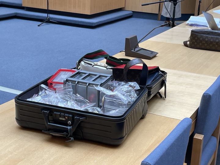 Überraschung bei Prozess gegen Einbrecher: Anwalt gibt Beute zurück