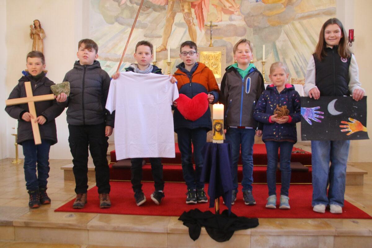 Besinnlicher Familienkreuzweg in Albersrieth