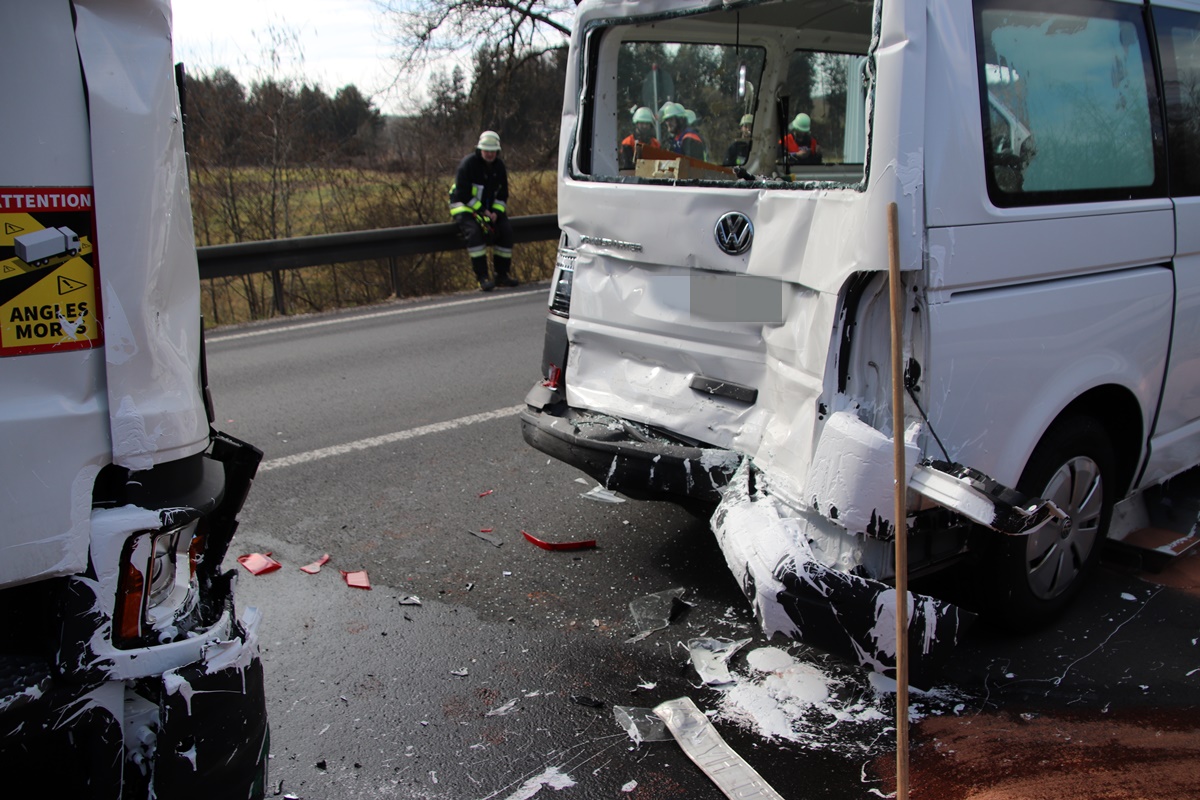 Auffahrunfall mit drei Fahrzeugen fordert zwei Verletzte