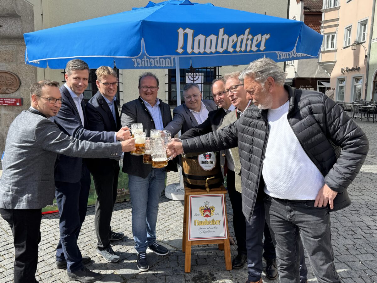 Die Dezernenten der Stadt bewiesen ihr Verbundenheit mit dem Frühlingsfest und genossen eine kleine Brotzeit und einen Schluck des Festbieres der Naabecker Brauerei. Foto Martin Stangl