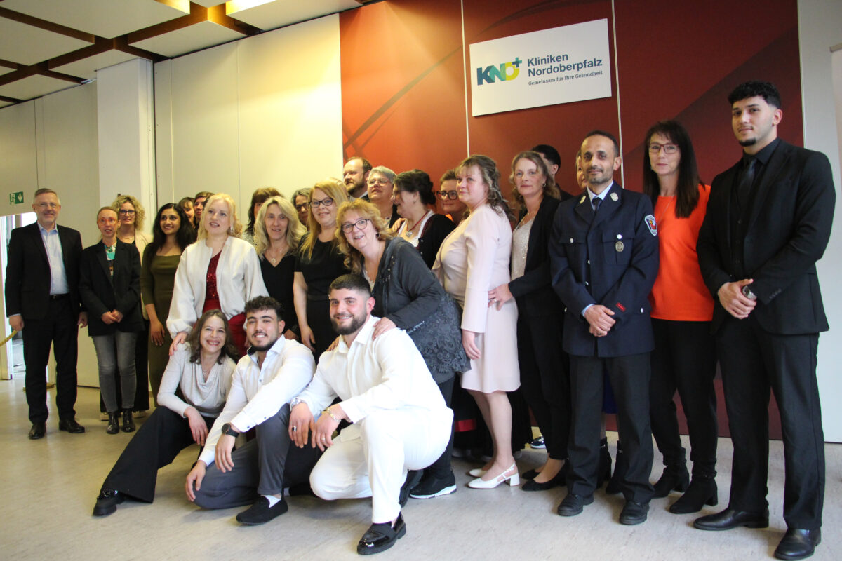 25 neue Pflegefachhelfer feiern Abschluss in Neustadt