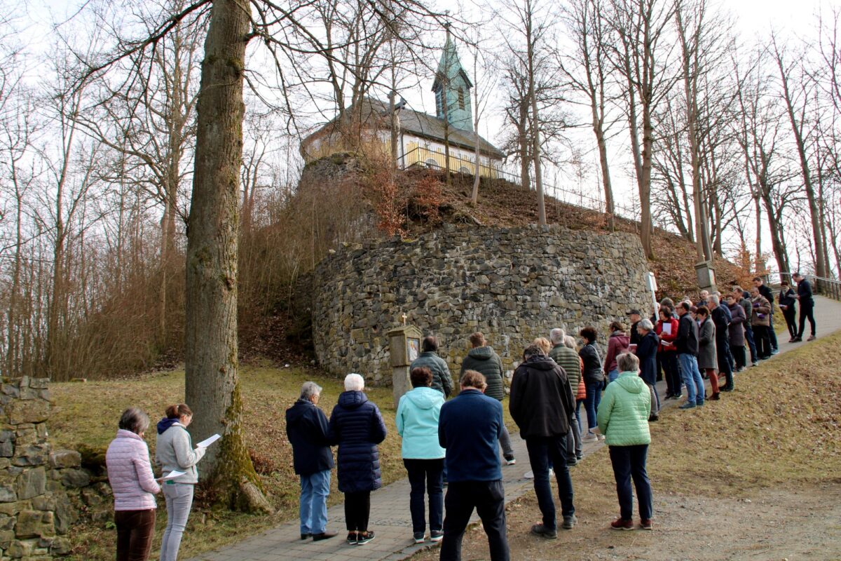 Besinnlicher Kreuzweg nach Parkstein zieht Gläubige an