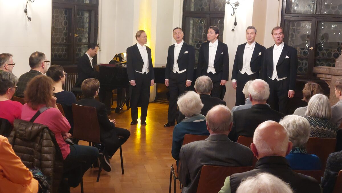 "Berlin Comedian Harmonists" verzaubern Publikum im Alten Rathaus bei Gratiskonzert