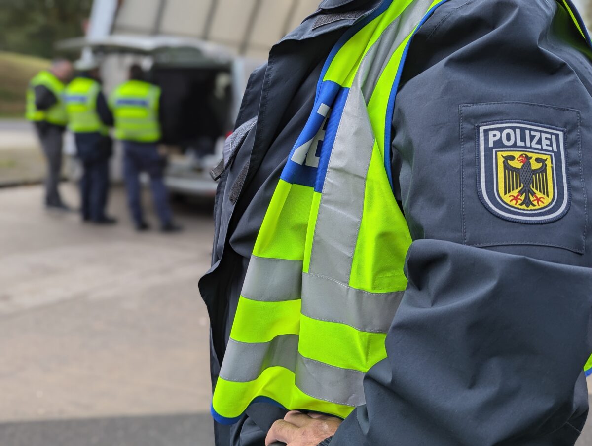 Bundespolizei stoppt in Waldsassen vier Männer mit Waffen und Pyrotechnik