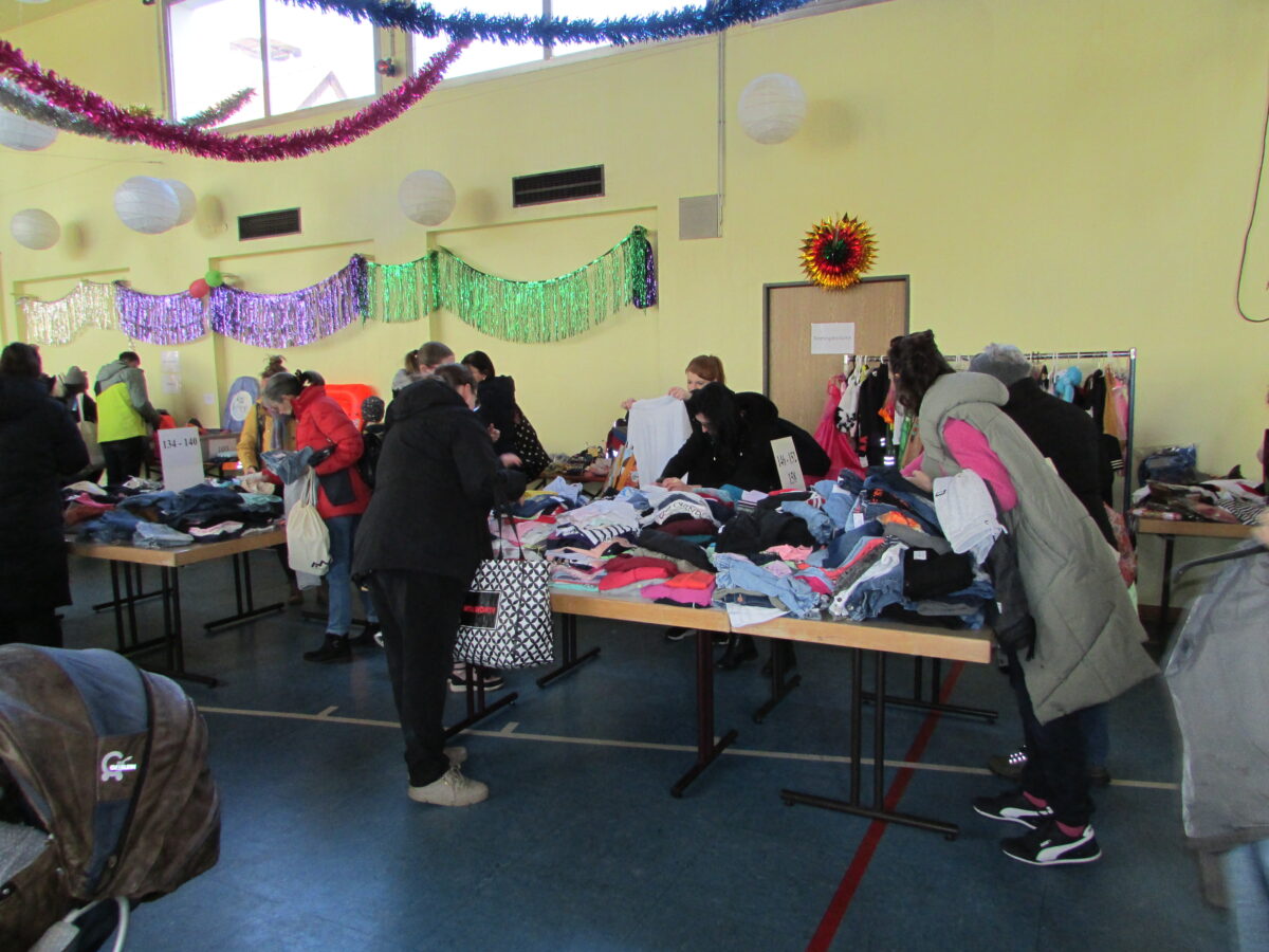 Erfolgreicher Basar in Mantel lockt Scharen