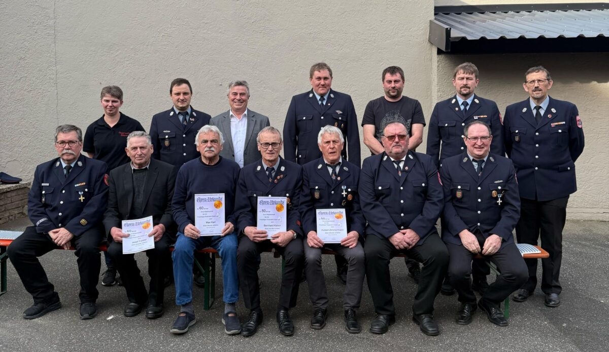 Eslarns FFW ehrt Mitglieder und wählt Vorstand neu