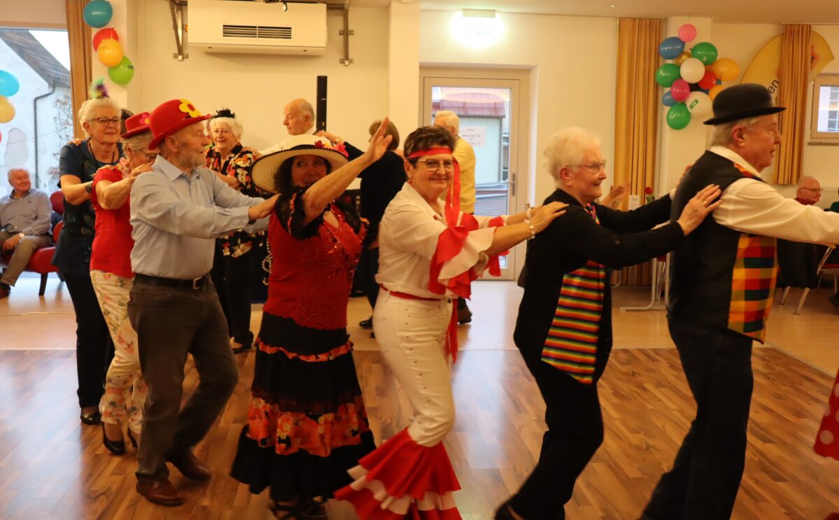 Faschingsfreude: Senioren tanzen in Burglengenfeld