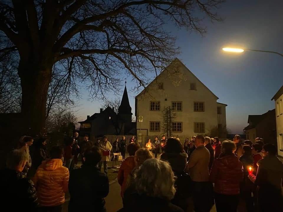 Beten für den Frieden auf der Welt unter der Friedenseiche in Wildenau