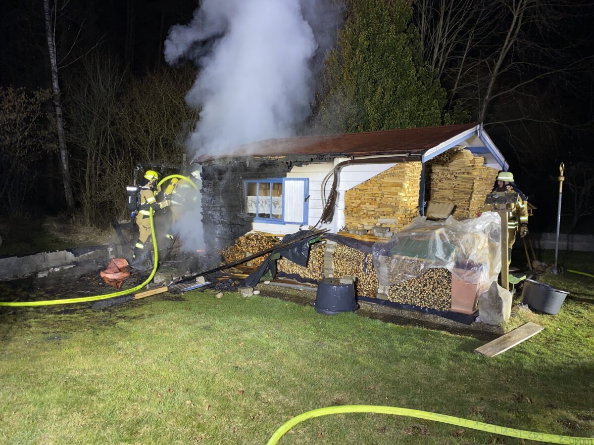 Heiße Asche verursacht Gartenhausbrand in Klardorf