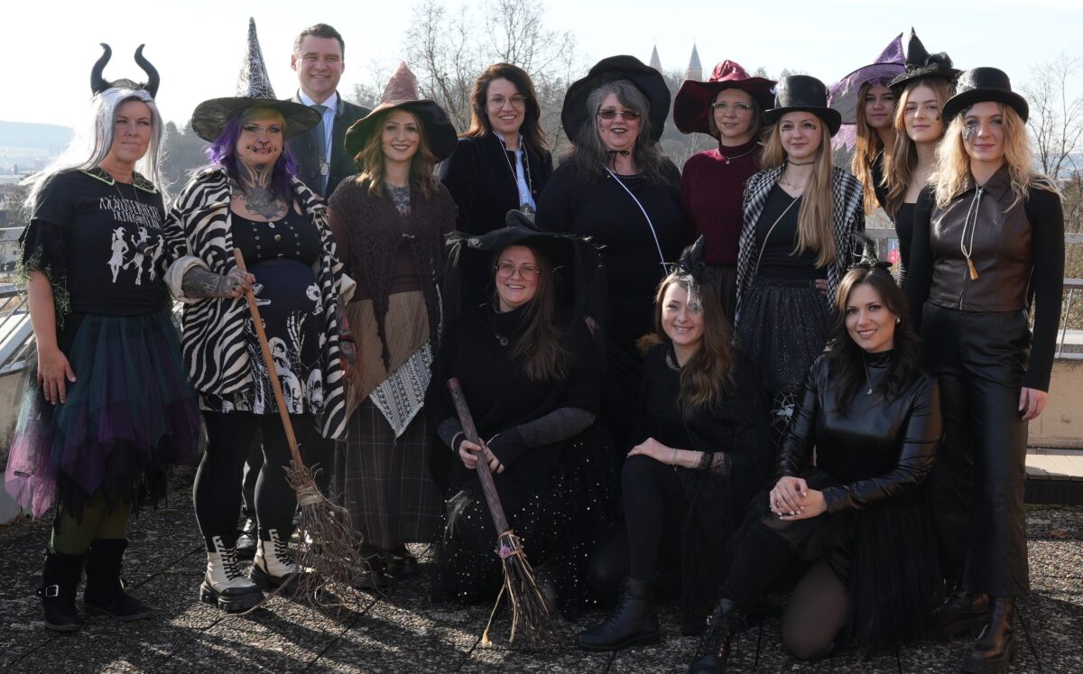 Hexenbesuch bringt Faschingszauber ins Landratsamt Schwandorf