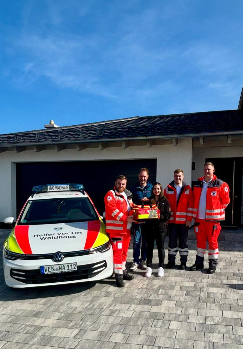 HvO Waidhaus: Notfallkoffer für Kinder gespendet
