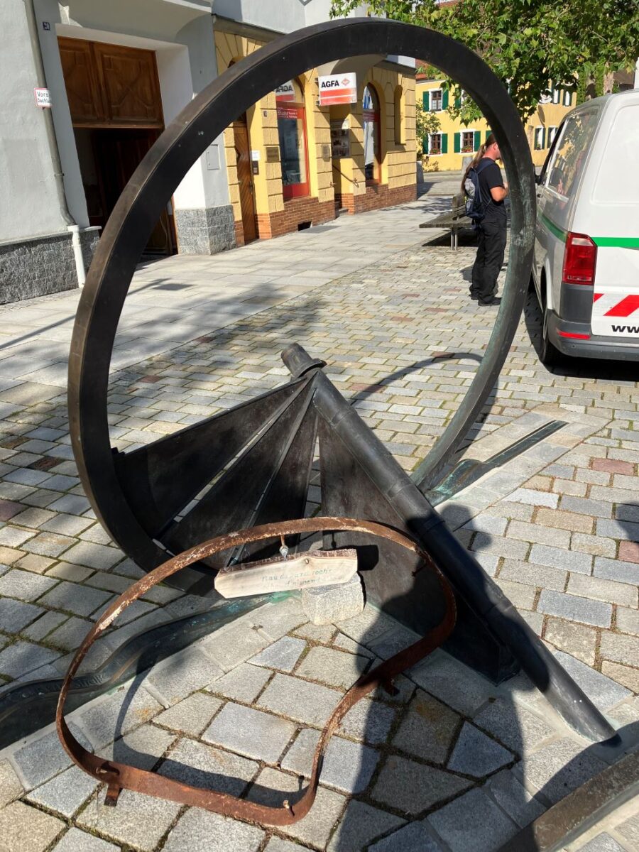 Kunstwerk „Goldene Straße“ in Hirschau. Bild: Reinhold Strobl