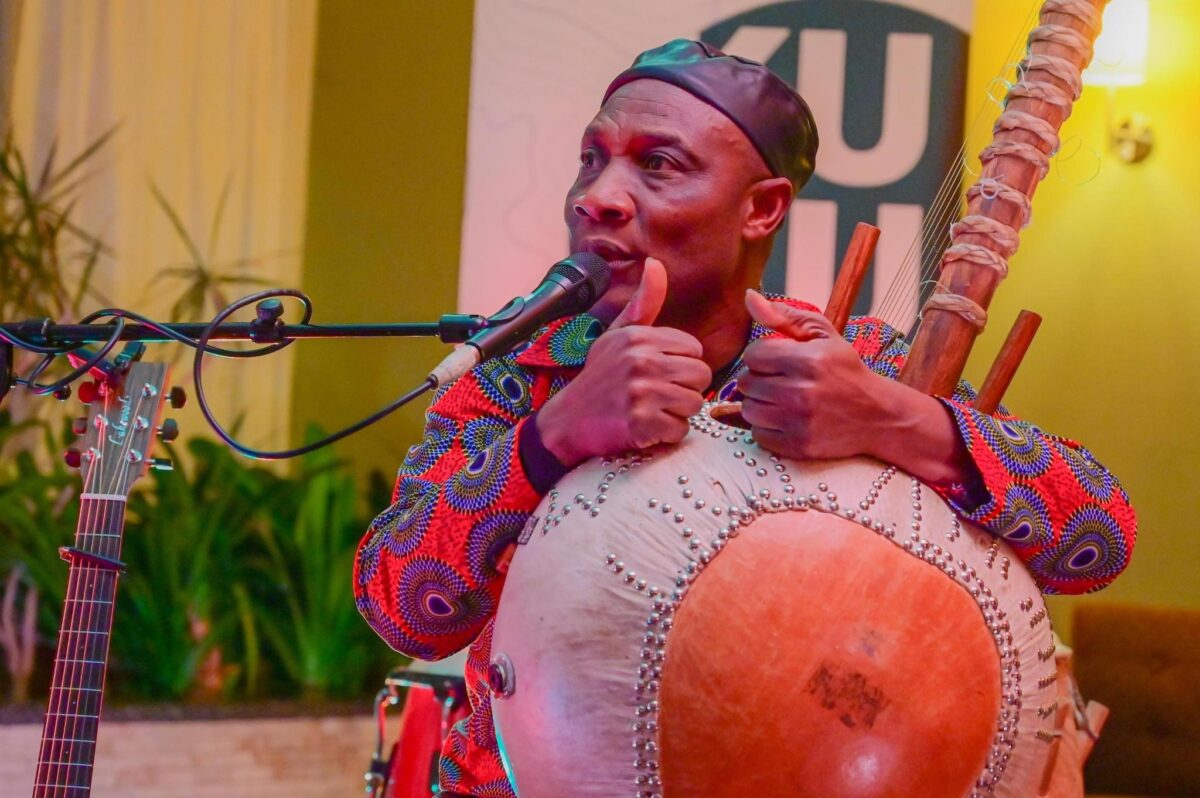 Afrikanische Klänge eines Weltmusikers begeistern Besucher im "Wohnzimmer" K2