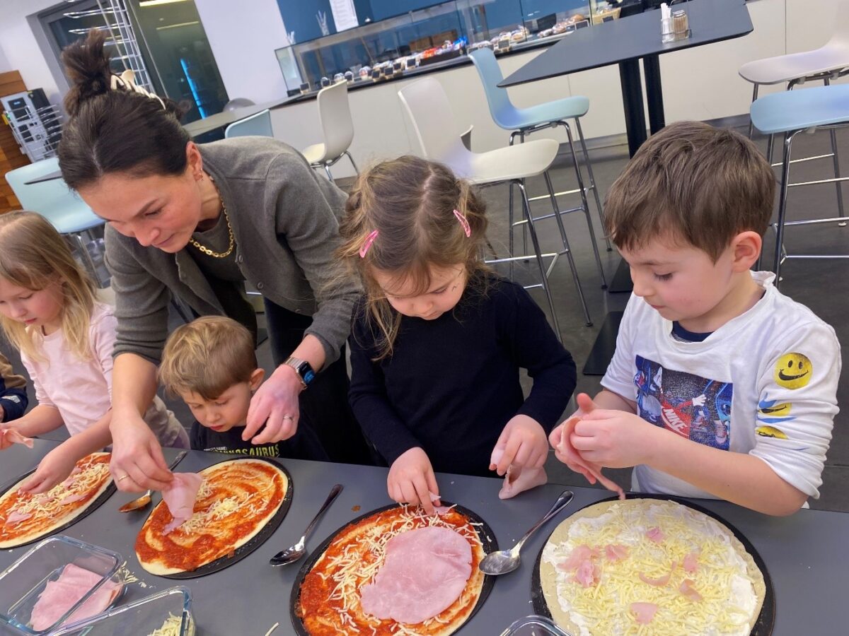 Kinder backen Pizza in Conrad-Kantine