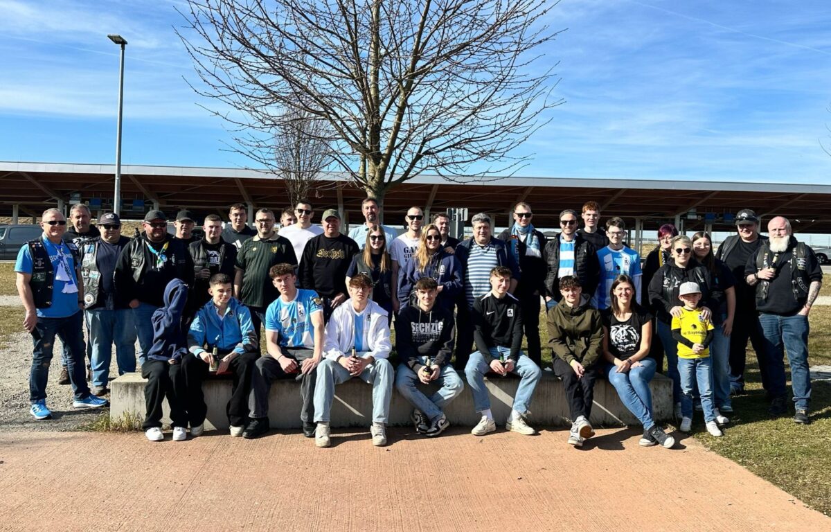 Löwenstammtisch und Reisegruppe feiern Sieg in München