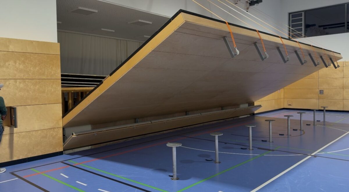 Mantel investiert 73.000 Euro in klappbare Sporthallenbühne