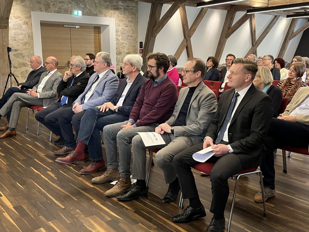 Neue Dauerausstellung im Schloss Theuern eröffnet