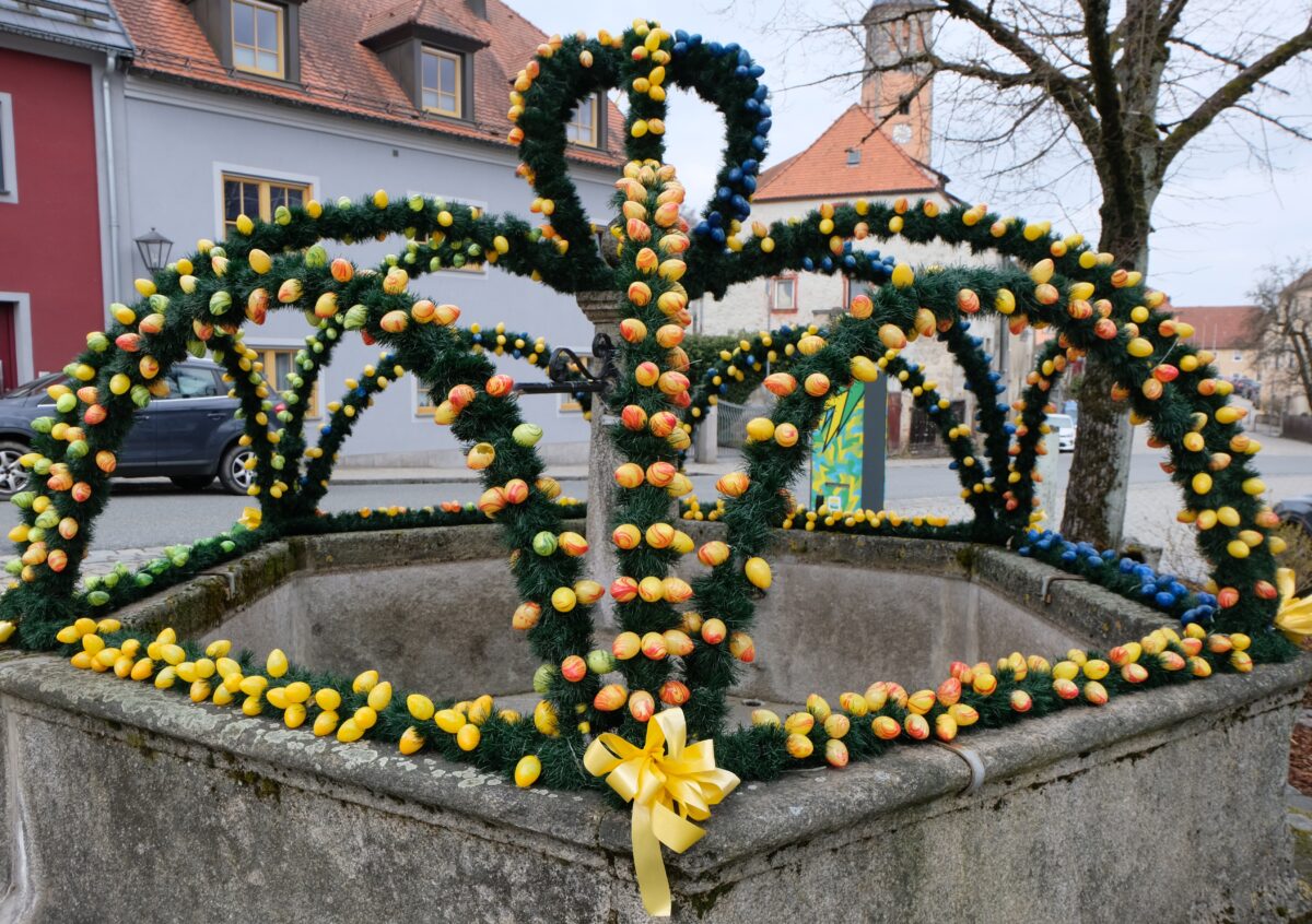 Osterbrunnen in Floß: Traditionelles Schmuckstück begeistert