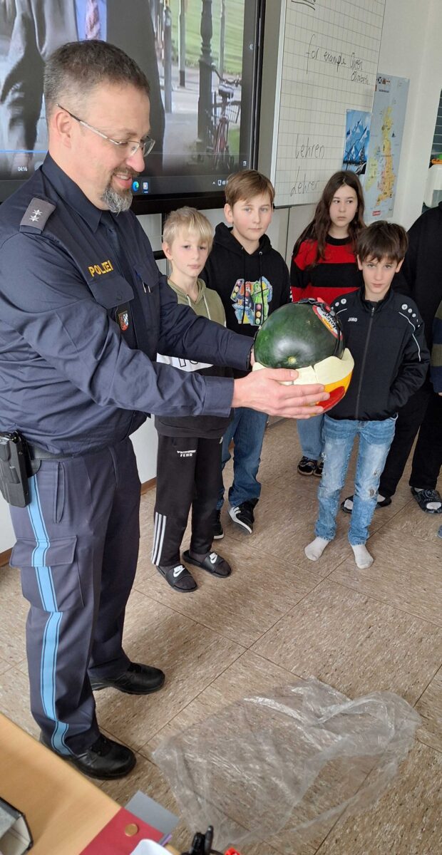 Polizist lehrt in Erbendorf sicheres Fahren