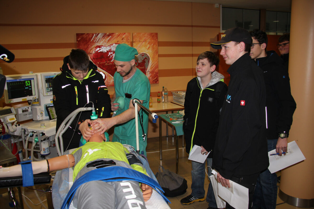 Schüler erkunden Pflegeberufe im Klinikum Weiden