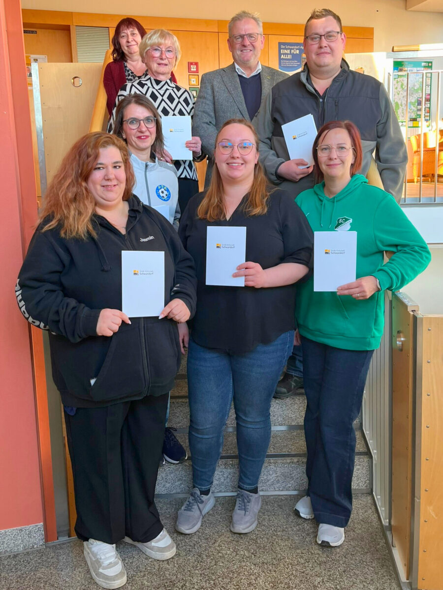 Schwandorf ehrt Ehrenamtliche mit Karten in Gold und Blau