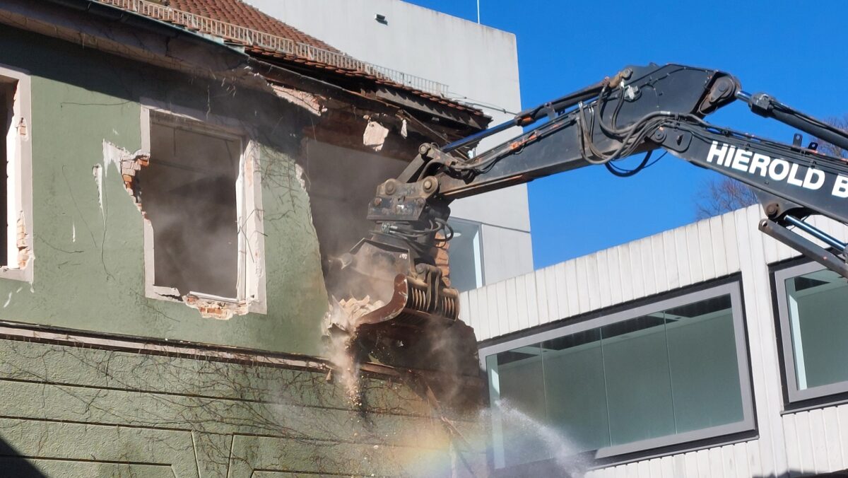 Abbruchbagger am Haus der Evangelischen Gemeinde