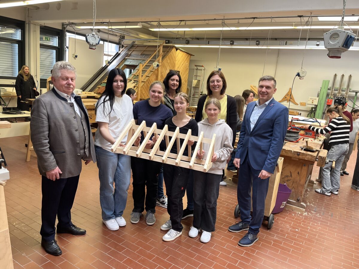 Weidener Schülerinnen entdecken Handwerksberufe