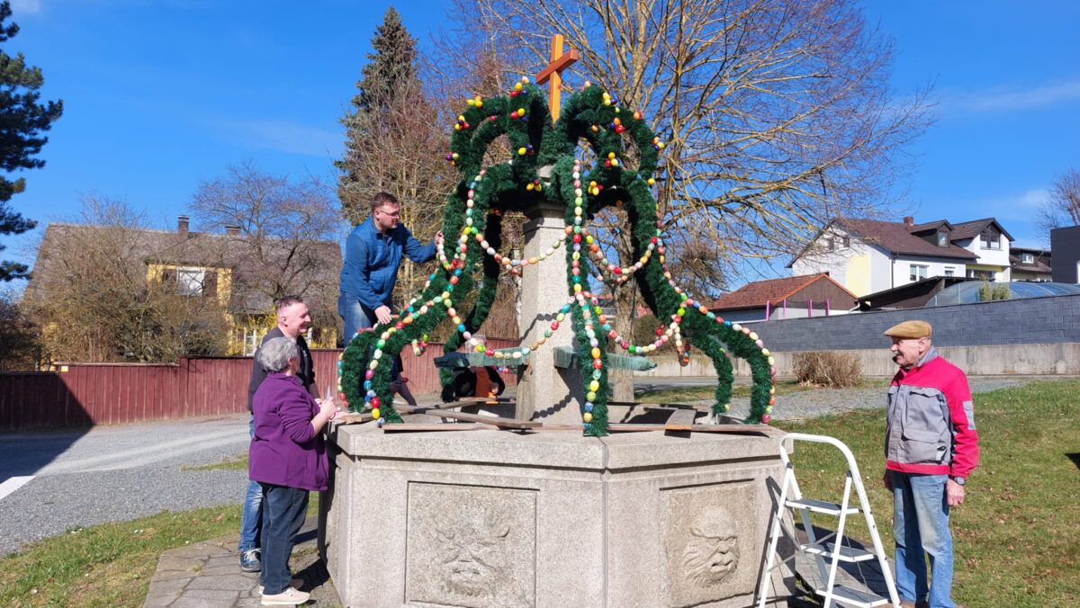 Freie Wähler schmücken Lobkowitzbrunnen in Waldthurn