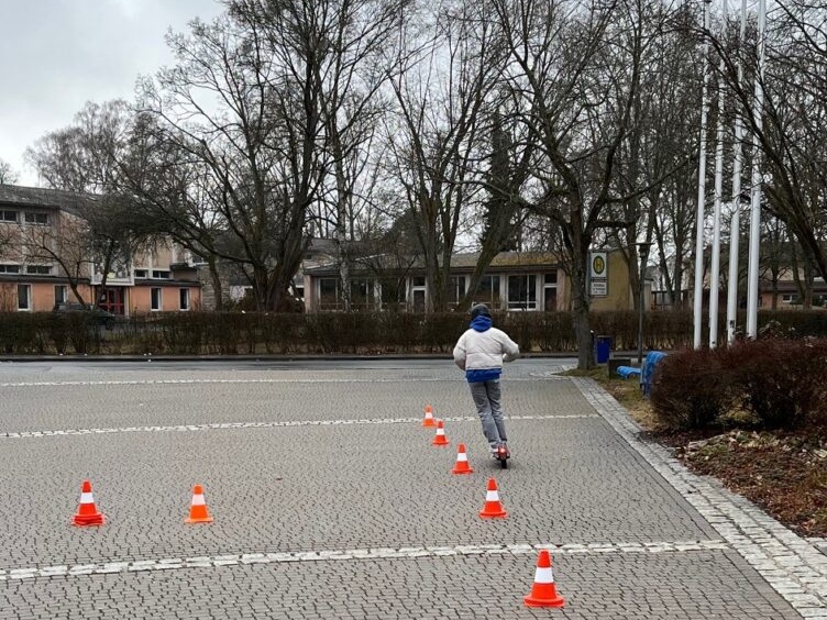 E-Scooter Training an Weidens Schulzentrum