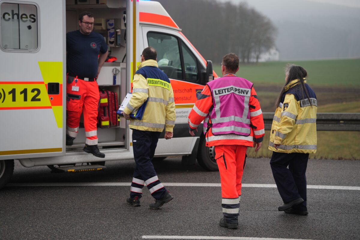 [update] Eilmeldung: Schwerer Unfall auf der A93 bei Ponholz/Teublitz - zwei Tote, mehrere Verletzte