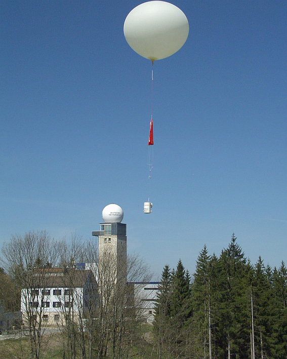 Feuerwehren und Polizei suchen stundenlang: "Abgestürzter Paraglider" war Wetterballon