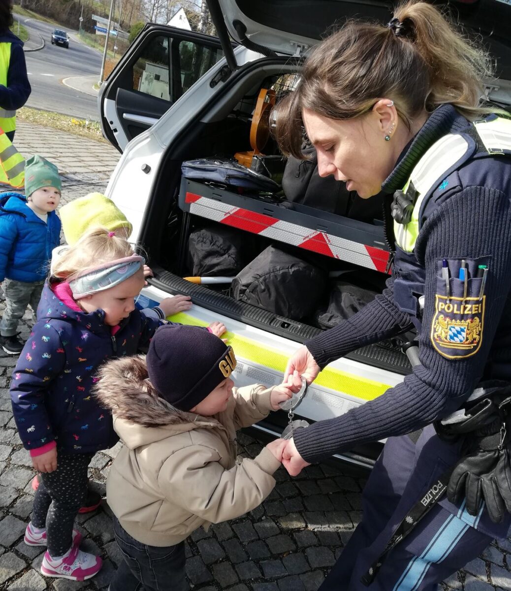 Spannender Besuch bei der Kinderkrippe Eschenbach: Die Polizei zum Anfassen