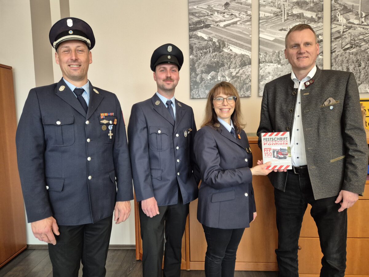 150 Jahre Feuerwehr Ponholz: Festschrift übergeben