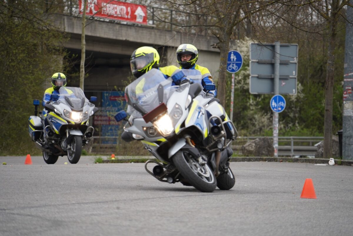 Sicher in die Motorradsaison: Polizei trainiert mit ABS