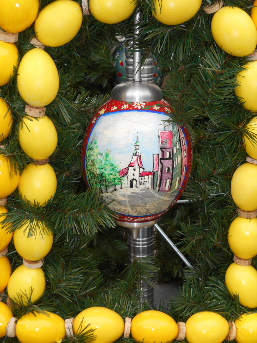 Empörung: Vom Osterbrunnen wurde in der Osternacht ein ganz besonderes Ei entwendet