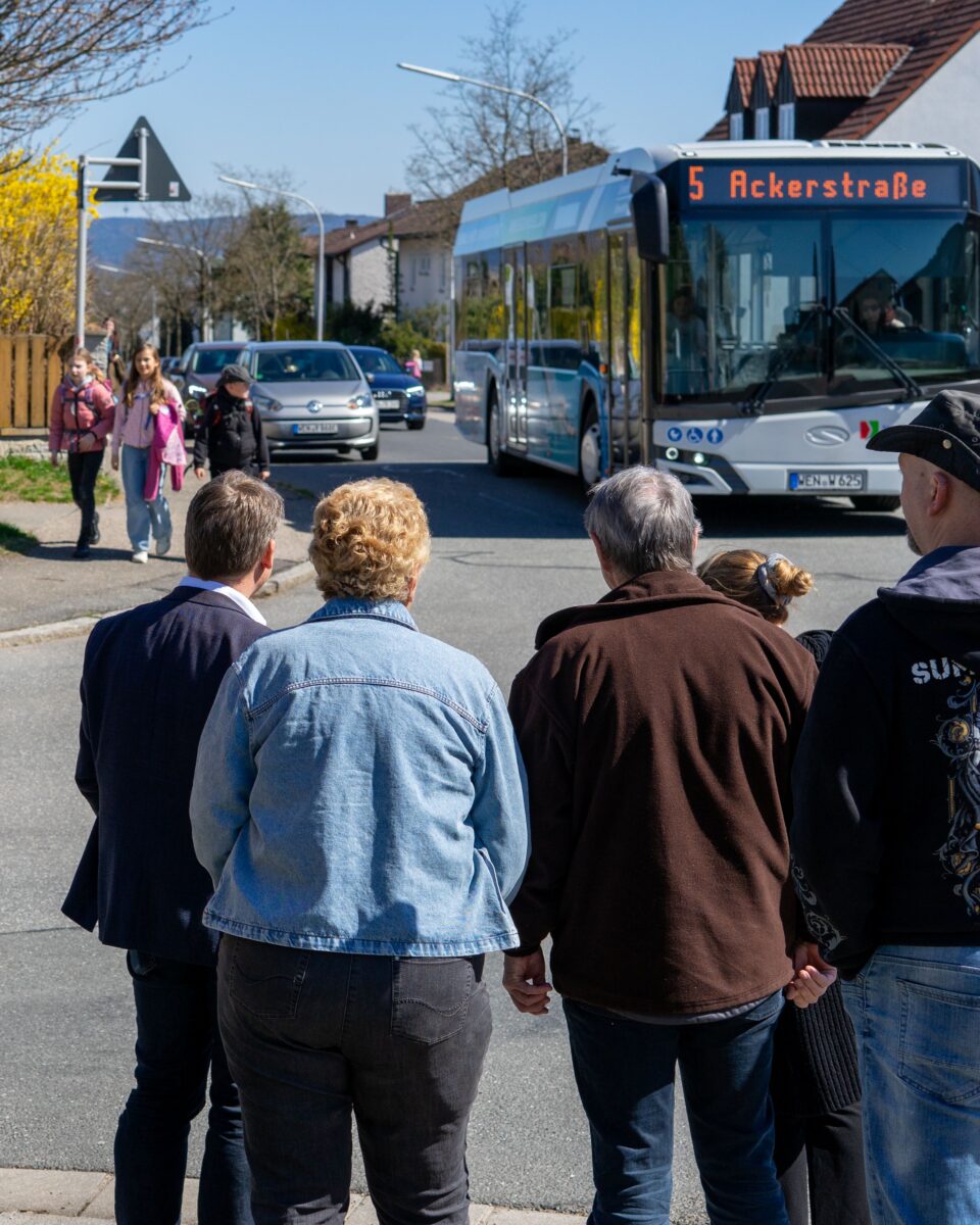 Gefährliche Kreuzung im Westen: CSU fordert Maßnahmen zum Schutz der Schulkinder