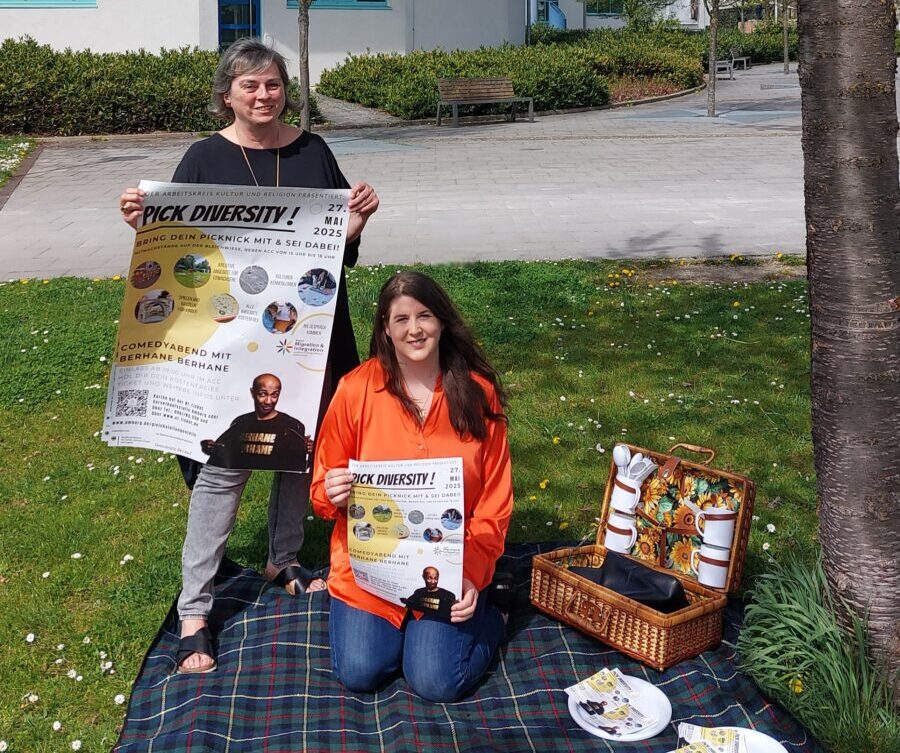 Andrea Rausch (CJD Jugendmigrationsdienst Sulzbach-Rosenberg) und Nadine Gräml (Gleichstellungsbeauftragte der Stadt Amberg) bei der Programmvorstellung zum Diversity Tag 2025. Foto und Copyright Martin Weiß.jpg