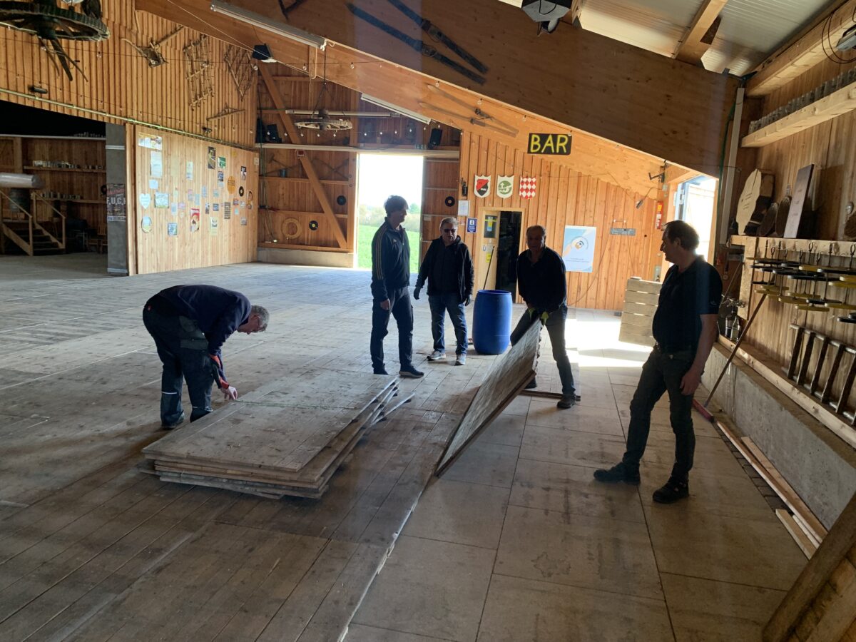 Neuer Zeltboden in der Wurzer O`Schnitthalle