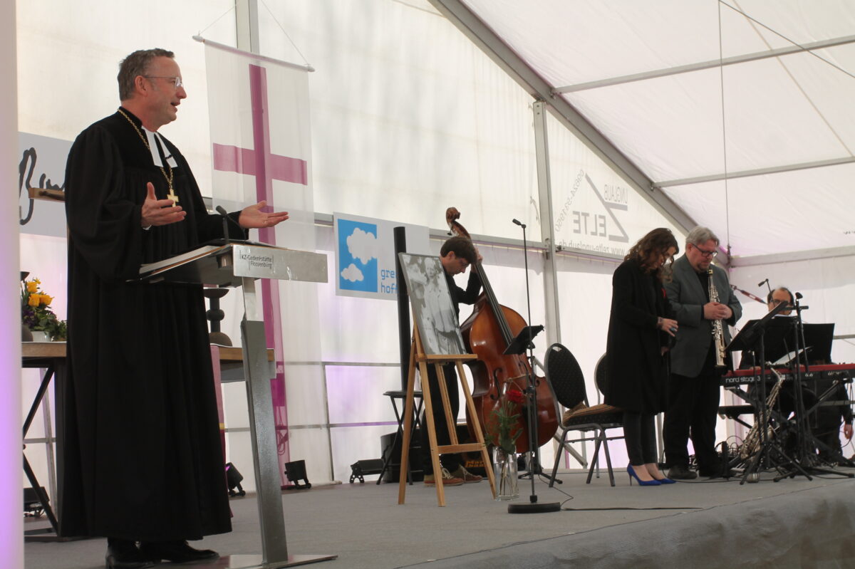 Evangelische Kirche ehrt Dietrich Bonhoeffer mit Gottesdienst in KZ-Gedenkstätte