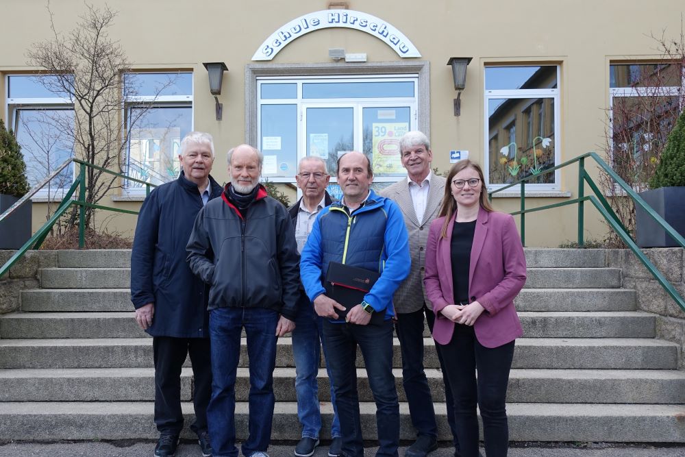 Nicole Bäumler besucht das Hirschauer Schulgebäude