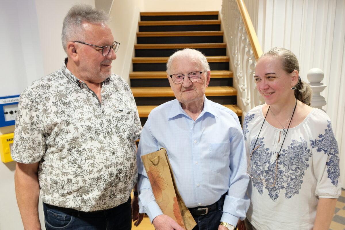 Chorsingen im Alter: Hans Kohl feiert 95. Jahre mit Musik