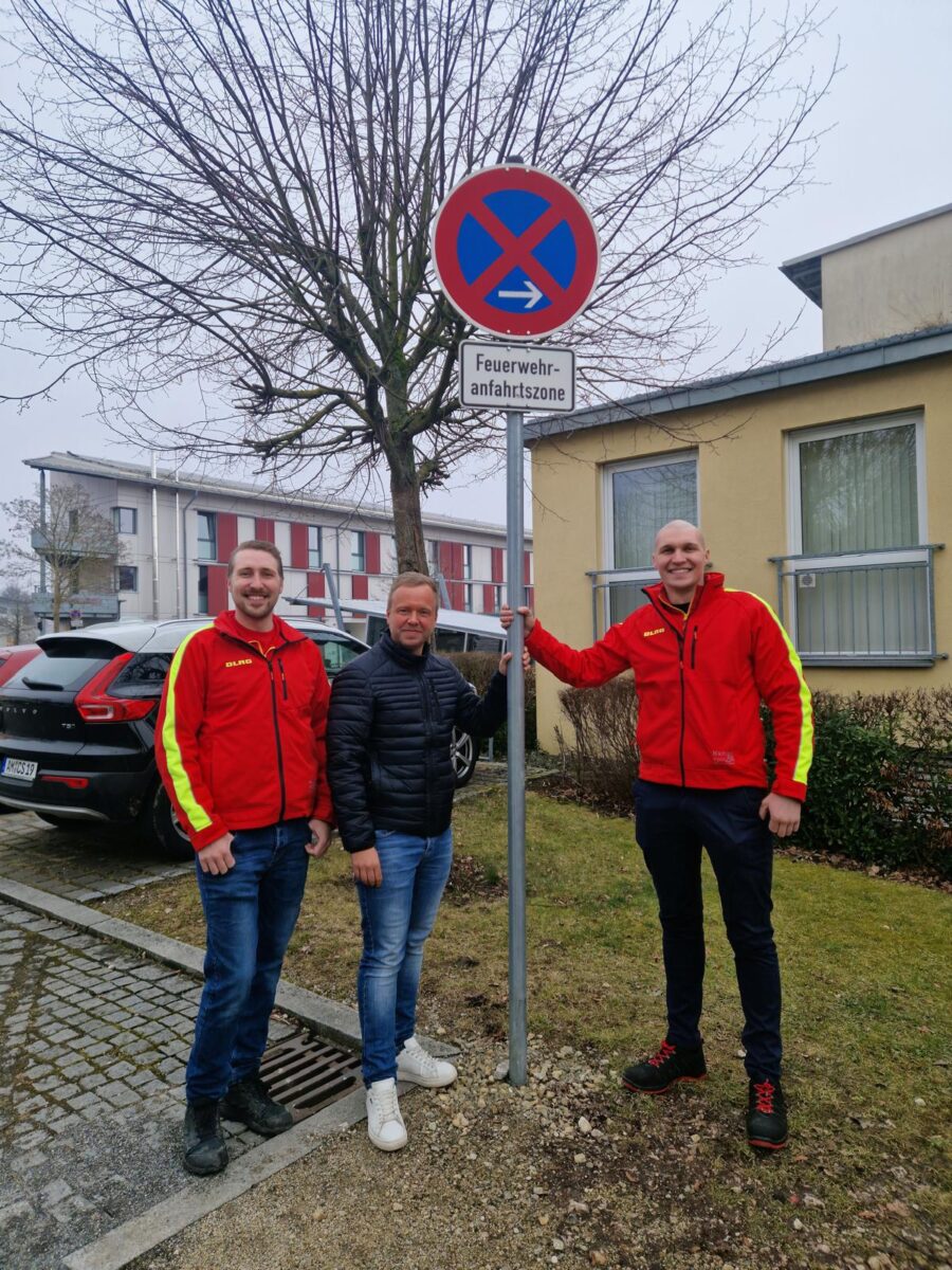 Ein Schild versetzt, ein Zeichen gesetzt