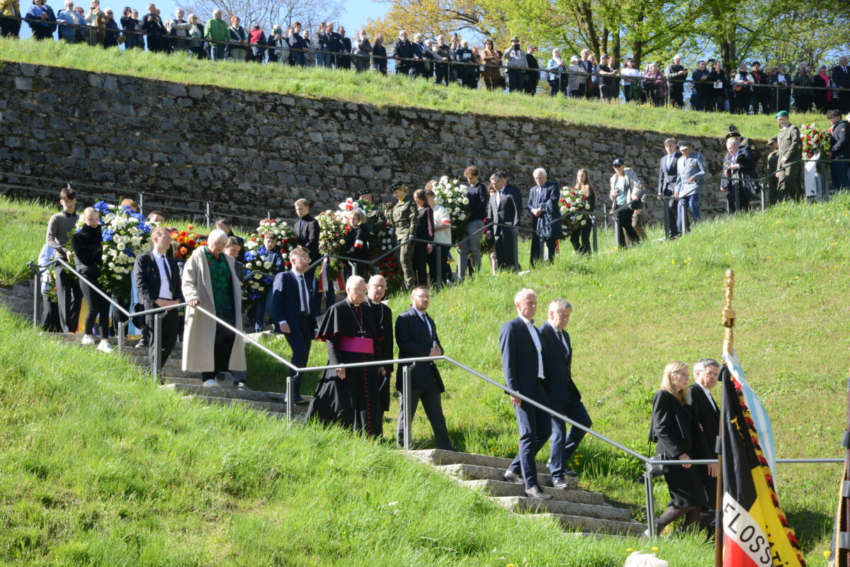 Beeindruckende Gedenkfeier: 80 Jahre Befreiung des KZ Flossenbürg