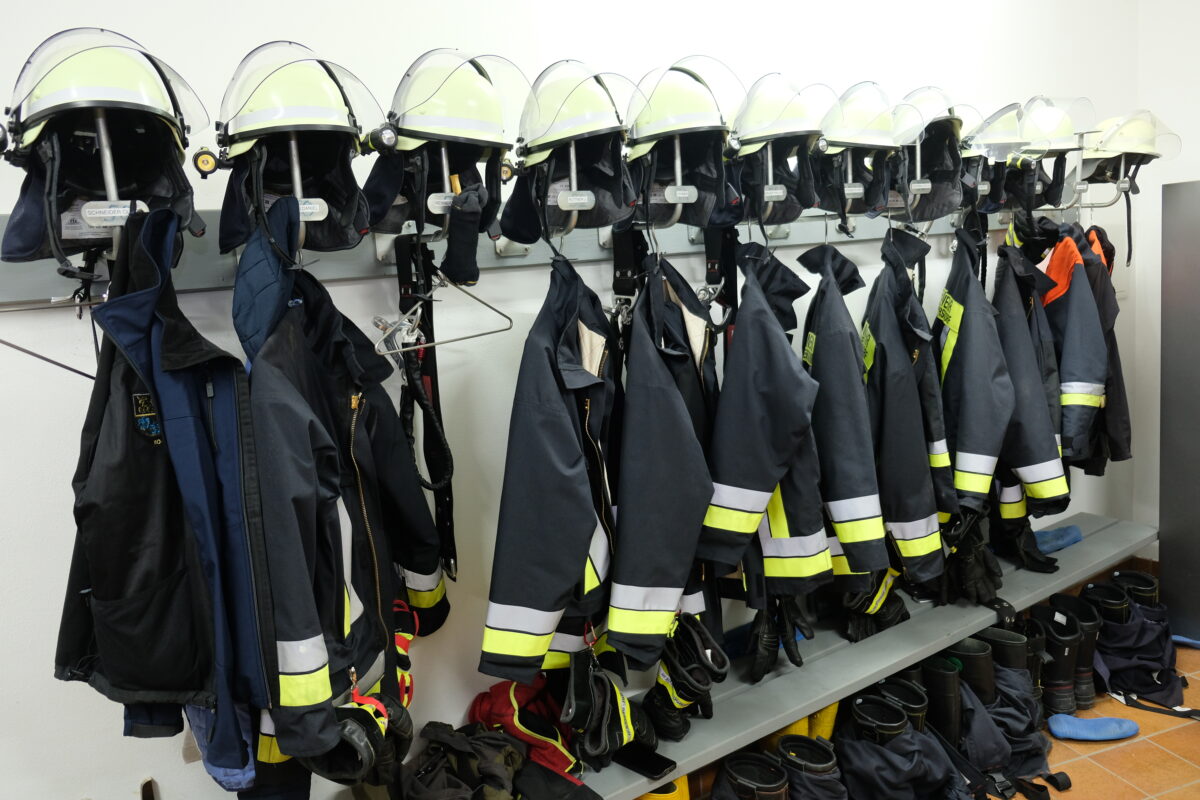 Defibrillator und neue Ausrüstung für Schlammersdorfer Feuerwehr