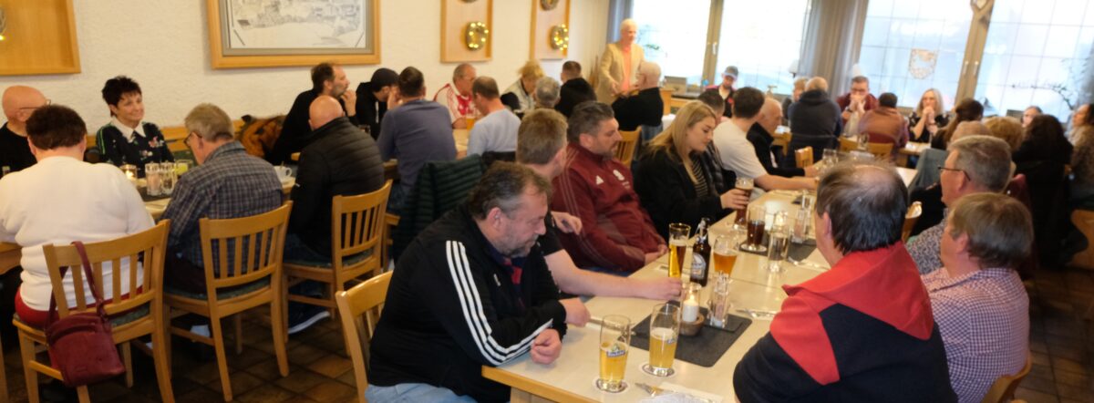 FC Bayern Fanclub ehrt treue Mitglieder in Floß