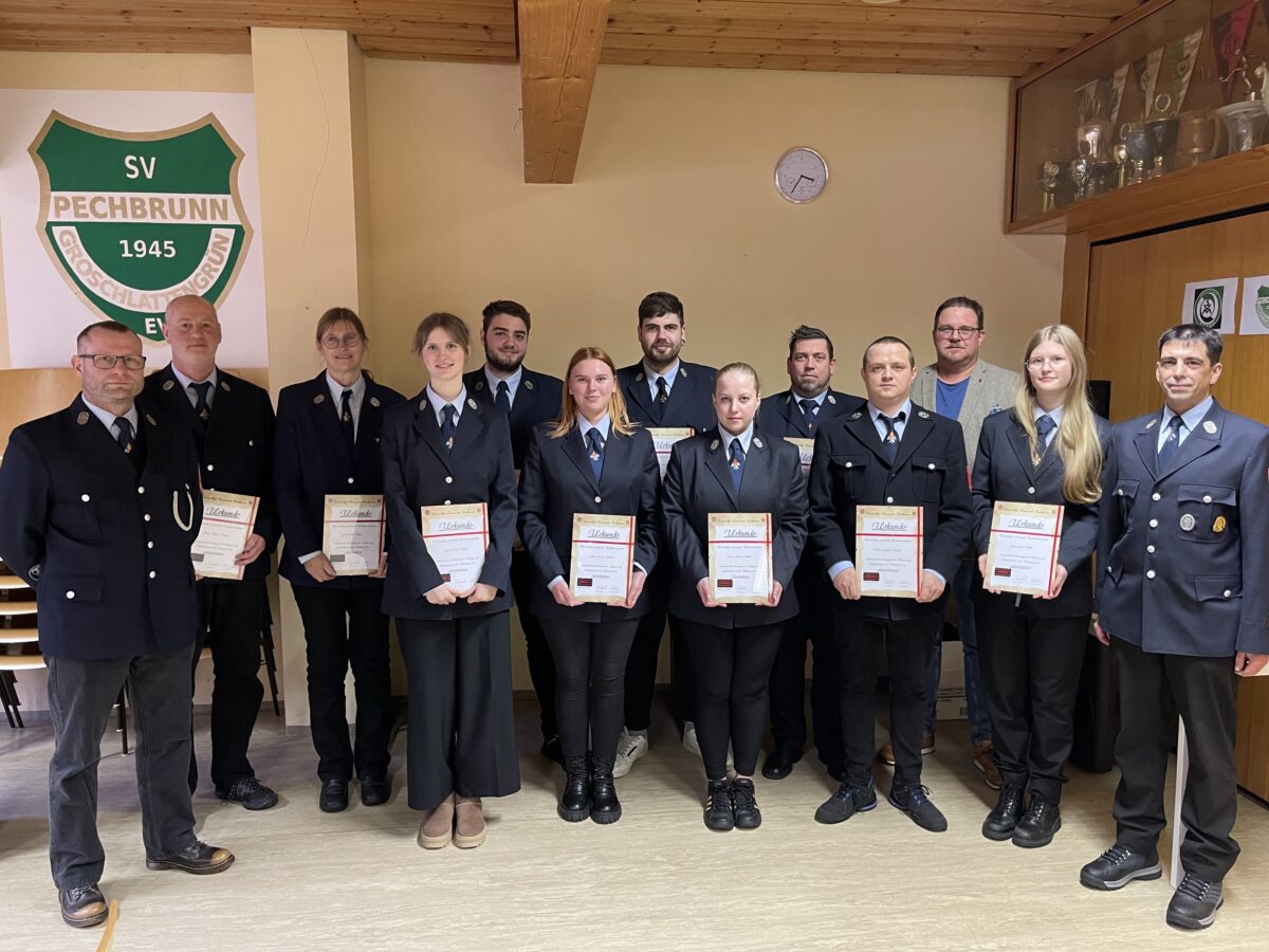 Feiern und Beförderungen bei Feuerwehr Pechbrunn