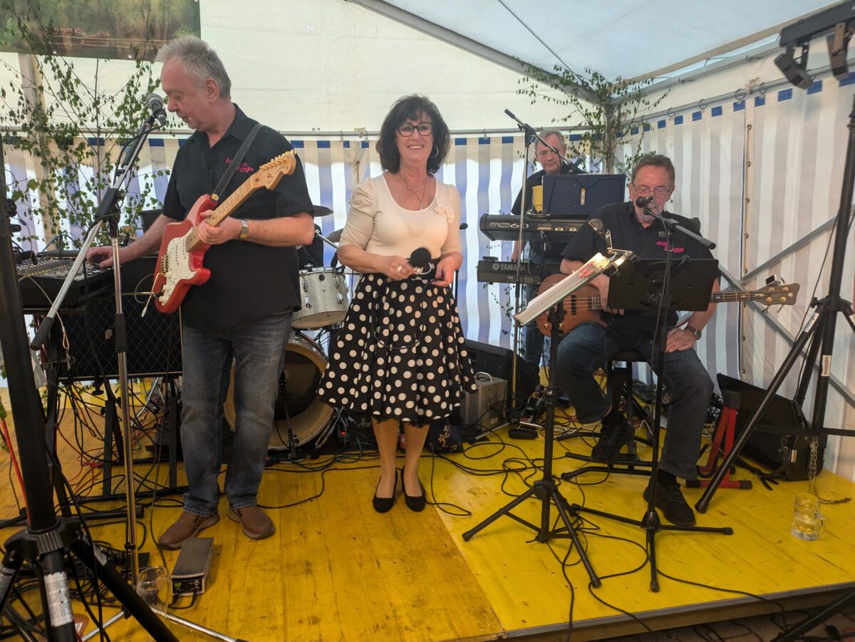 Festzelt in Rieden tanzt mit Hula Hoop in die 60er